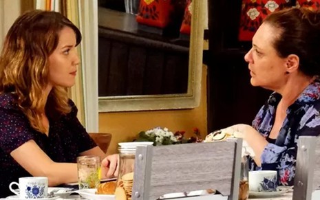 Laura (Nathalia Dill) e Tina (Elizabeth Savalla) têm ligação no passado, mas não são mãe e filha - Reprodução/TV Globo