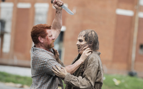 O ator Michael Cudiltz (Abraham Ford) mata zumbi em episódio da quinta temporada de The Walking Dead - Fotos: Divulgação/AMC