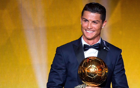 O atleta Cristiano Ronaldo segura troféu de melhor jogador do mundo de 2014, prêmio entregue pela Fifa - Divulgação/Fifa