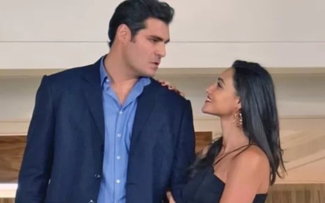 Marcos (Thiago Lacerda) e Sueli (Débora Nascimento) em cena de festa de noivado exibida terça (3) - Gabriela Duarte/TV Globo