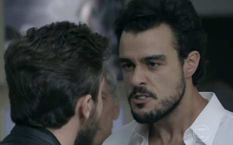 Joaquim Lopes olha para Klebber Toledo (de costas) em cena de Império, novela da Globo - Reprodução/TV Globo