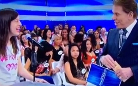 Mulher da plateia dá risada na frente de Silvio Santos em programa que foi ao ar no último domingo (8) - Reprodução/SBT