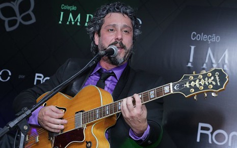 Alexandre Nero canta em evento de lançamento de produtos derivados de Império, em dezembro - Marcelo Sá Barretto/AgNews