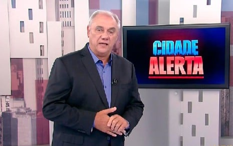 Marcelo Rezende durante o Cidade Alerta desta terça-feira (10); apresentador exigiu aumento salarial - Reprodução/TV Record