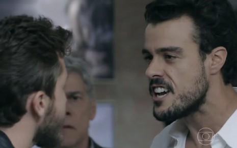 Klebber Toledo e Joaquim Lopes na última discussão entre Enrico e Léo, no capítulo da última sexta (6) - Reprodução/TV Globo