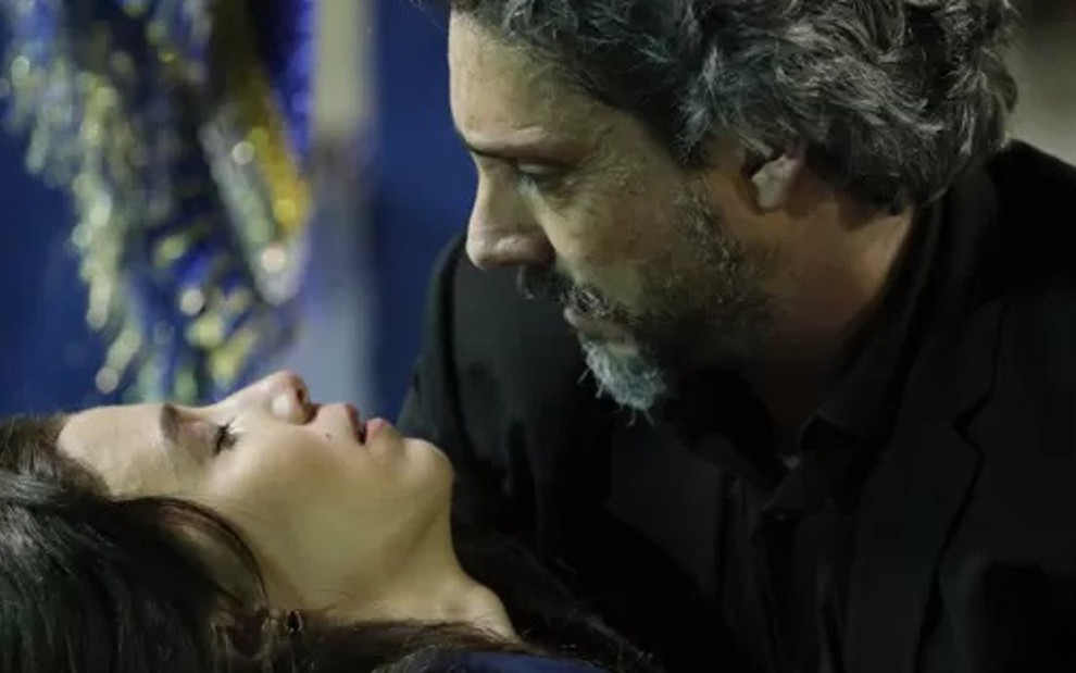 Marjorie Estiano e Alexandre Nero em cena em que Cora leva tiro durante desfile  - Divulgação/TV Globo