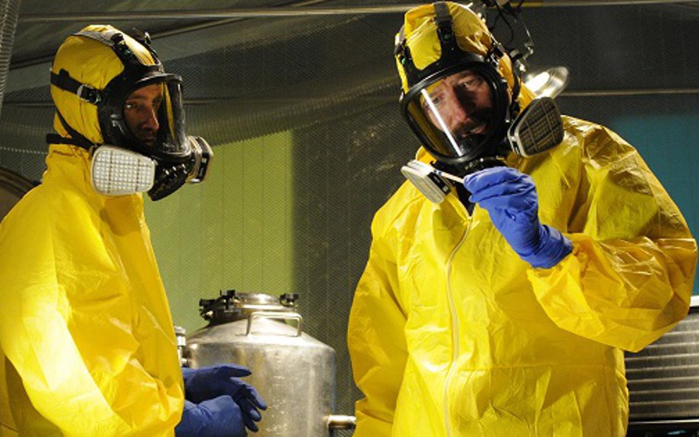 Os atores Aaron Paul e Bryan Cranston em Breaking Bad; máscaras, macacões e luvas serão leiloados - DIvulgação/AMC