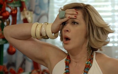 Samantha (Claudia Raia) terá que pagar indenizações após seu aplicativo causar sobrecarga na internet - Reprodução/TV Globo