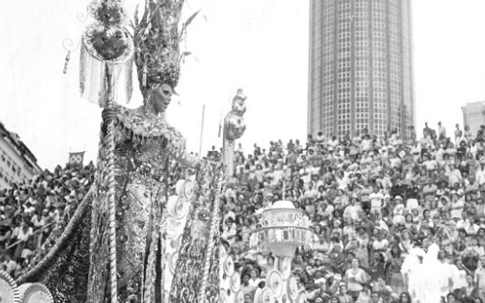 Desfile campeão do Salgueiro na avenida Antônio Carlos, no centro do Rio de Janeiro, em 1975 - Reprodução/O Globo