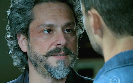 Alexandre Nero (José Alfredo) contracena com Carmo Dalla Vecchia (Maurílio, de costas) na novela Império - Reprodução/TV Globo