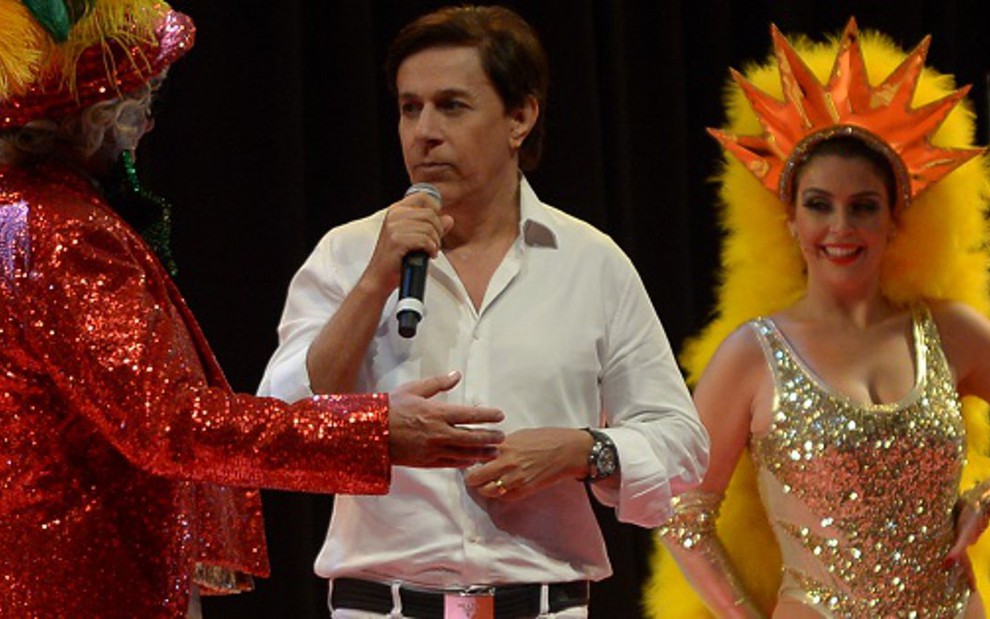 Tom Cavalcante (centro) com integrantes de musical sobre Chacrinha em evento beneficente em dezembro - AGNEWS
