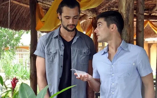 Gustavo (Guilherme Leicam) recebe saco com drogas para vender em cena de Alto Astral - Maria Clara Lima/TV Globo