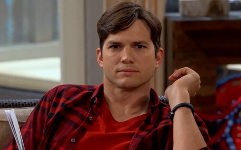 O ator Ashton Kutcher olha para a câmera em cena do episódio final de Two and a Half Men - Reprodução/CBS