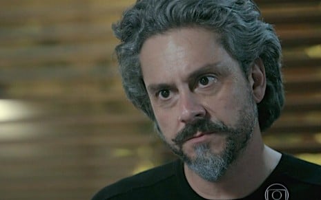 Alexandre Nero (José Alfredo) em cena de Império; comendador leva saco de dinheiro do rival - Reprodução/TV Globo