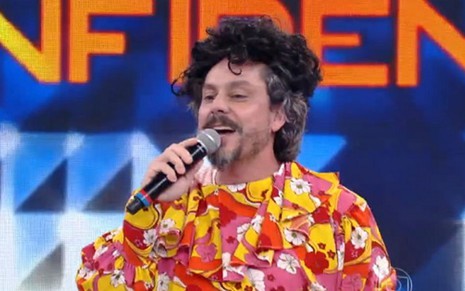 O ator Alexandre Nero imita Sidney Magal no Domingão do Faustão; programa teve maior ibope em 2015 - Reprodução/TV Globo