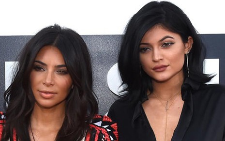 A socialite Kim Kardashian ao lado da irmã, a modelo Kylie Jenner, que quer comprar mansão milionária - Reprodução