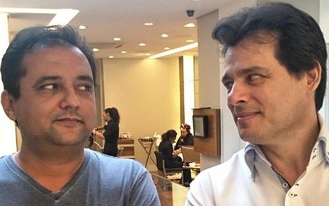 Os apresentadores Geraldo Luís e Celso Portiolli se entreolham no salão do cabeleireiro Jassa - Reprodução/Instagram