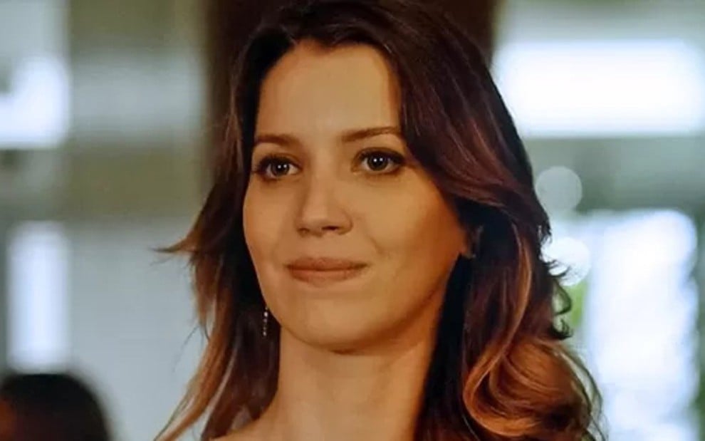 Laura (Nathalia Dill) vai descobrir que seu pai pode ter se envolvido com as três mulheres da foto misteriosa - Reprodução/TV Globo