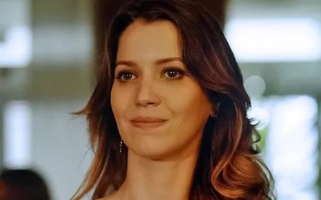 Laura (Nathalia Dill) vai descobrir que seu pai pode ter se envolvido com as três mulheres da foto misteriosa - Reprodução/TV Globo
