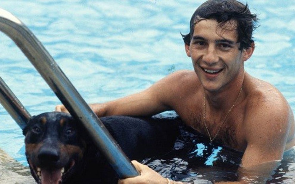 O piloto Ayrton Senna na piscina da mansão em Portugal em ensaio da revista Sábado, em 1991 - Revista Sábado