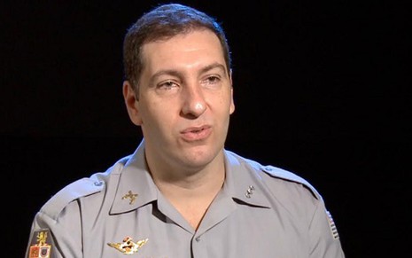 Policial militar em cena da série Investigação Criminal, disponível na plataforma Moony, da Samsung - Reprodução