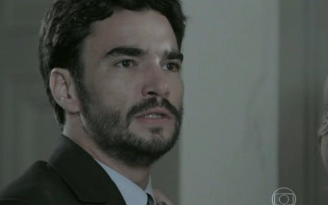 Caio Blat (José Pedro) em cena de Império em que seu personagem discute com Cristina (Leandra Leal) - Reprodução/TV Globo