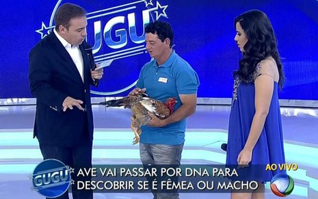 Gugu Liberato, ao lado da cantora Wanessa, apresenta uma galinha que não bota ovos - Reprodução/TV Record