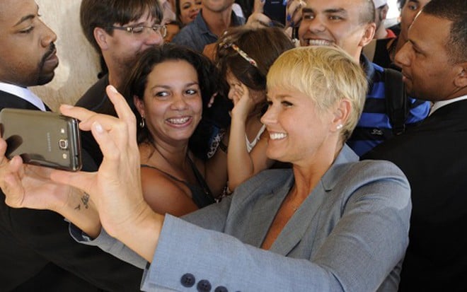 Xuxa Meneghel tira selfie com fã em evento em Brasília, em 11/2; Record quer evitar cena como essa - ORLANDO OLIVEIRA/AGNEWS