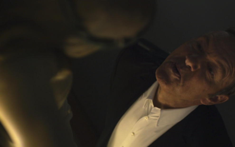 O ator Kevin Spacey cospe em imagem de Jesus em episódio da terceira temporada de House of Cards - Fotos: Reprodução/Netflix