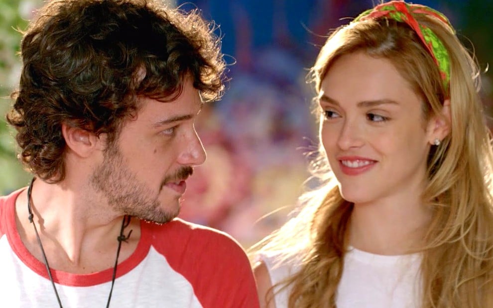 Jayme Matarazzo (Pedro) e Isabelle Drummond (Júlia) em cena da nova novela das seis da Globo - Divulgação/TV Globo