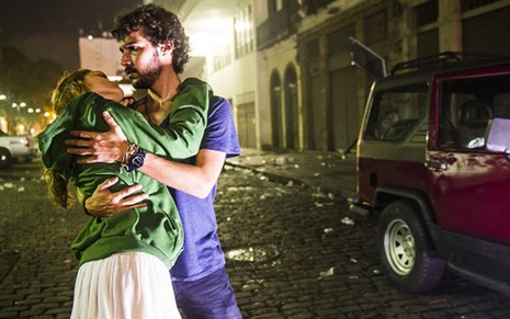 Isabelle Drummond e Jayme Matarazzo vivem casal em manifestação na novela Sete Vidas, da Globo - João Miguel Júnior/TV Globo