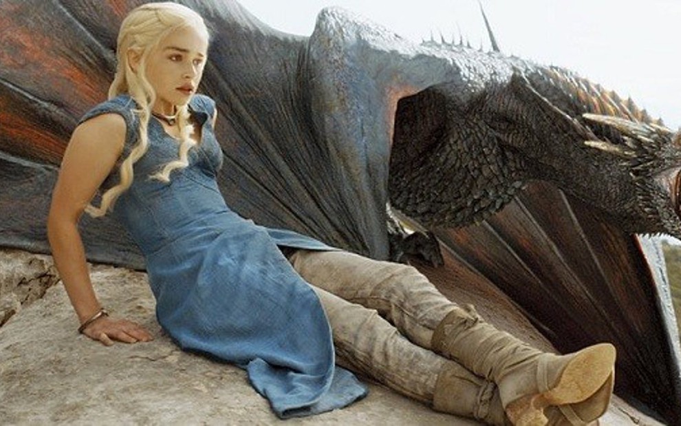 A atriz Emilia Clarke ao lado do dragão Drogon na quarta temporada de Game of Thrones - Divulgação/HBO