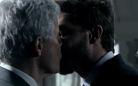 José Mayer e Klebber Toledo se beijam em cena de Império; novela das 21h teve maior audiência - Reprodução/TV Globo