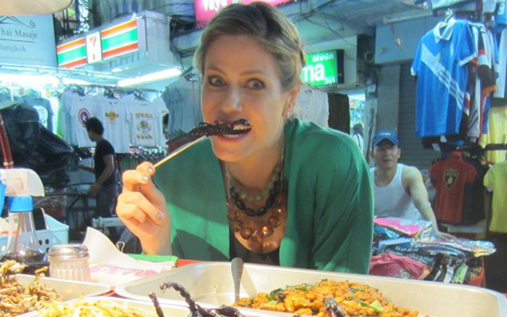 Didi Wagner prova escorpião em viagem à Tailândia para o programa Lugar Incomum, do Multishow - Divulgação/Multishow