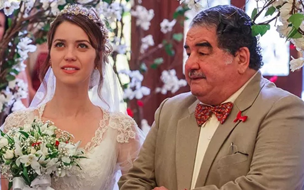 Laura (Nathalia Dill) entrará na igreja com o avô, Vicente (Otávio Augusto), e será obrigada a trocar de noivo - Artur Meninea/TV Globo