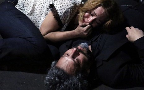 Cristina (Leandra Leal) chora sobre o corpo de José Alfredo (Alexandre Nero) no final de Império - Fotos: Reprodução/TV Globo