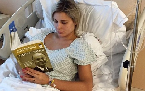 Andressa Urach lê Nada a Perder, livro sobre Edir Macedo, durante sua última internação - Reprodução/Instagram/@andressaurachoficial