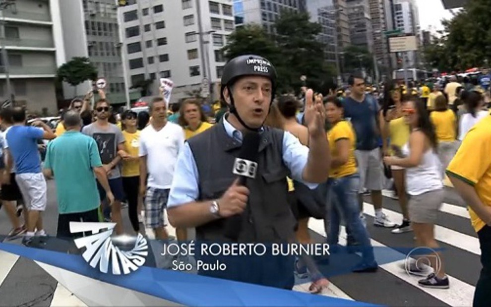 O jornalista José Roberto Burnier grava reportagem com capacete e colete na rua da Consolação, em SP - Reprodução/TV Globo
