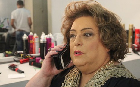Mamma Bruschetta atende ao telefone na sala de maquiagem da Gazeta; personagem ficará em spa - Yuri Andreoli/TV Gazeta