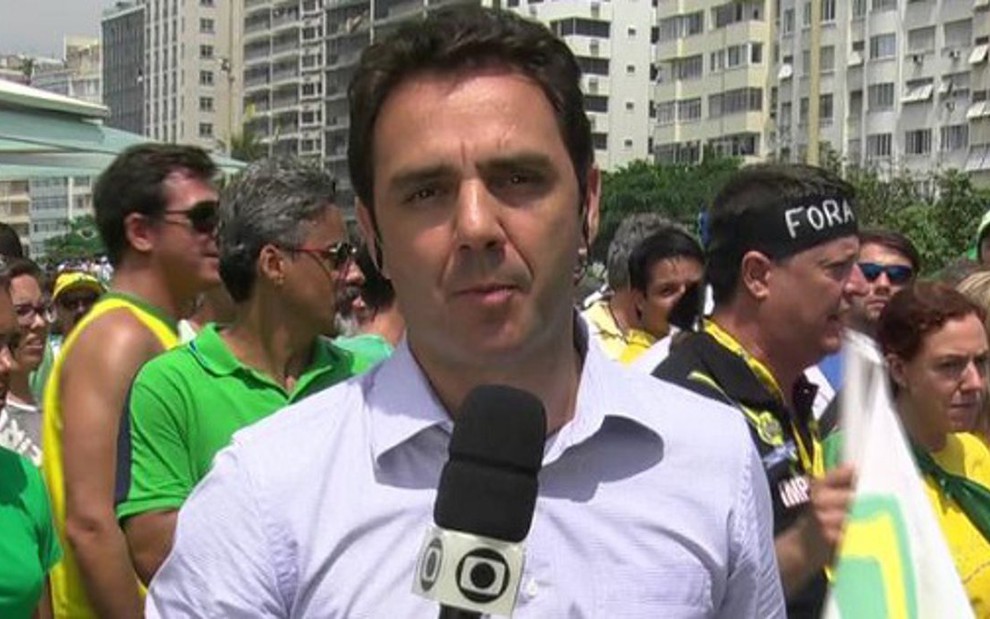 O repórter Paulo Renato Soares cobre protesto contra a presidente Dilma Rousseff em Copacabana (RJ) - Reprodução/TV Globo