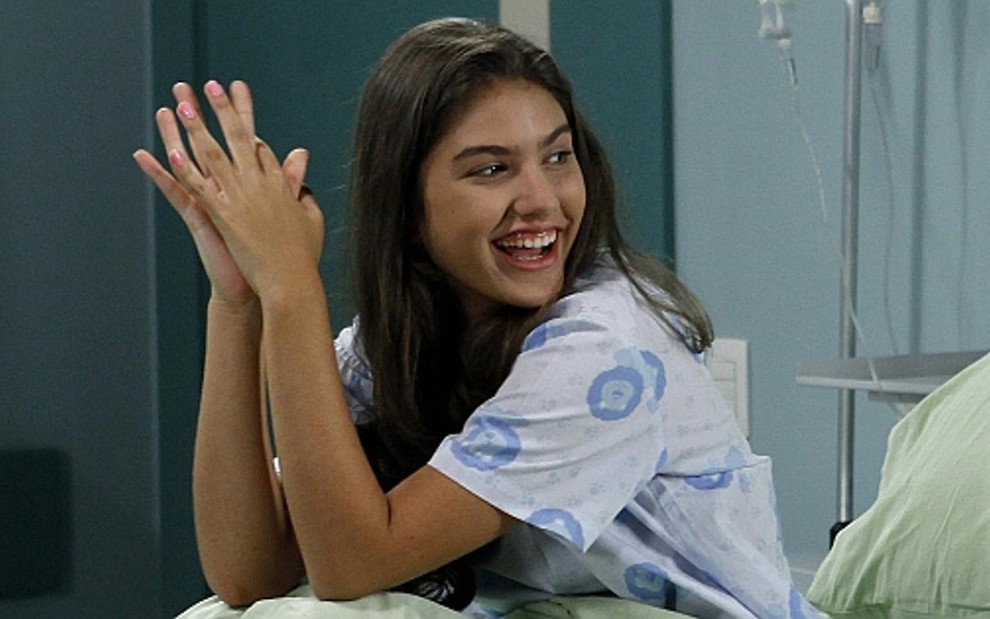 Mili (Giovanna Grigio) volta a enxergar após ganhar beijo apaixonado após apresentação em Chiquititas - Lourival Ribeiro/SBT