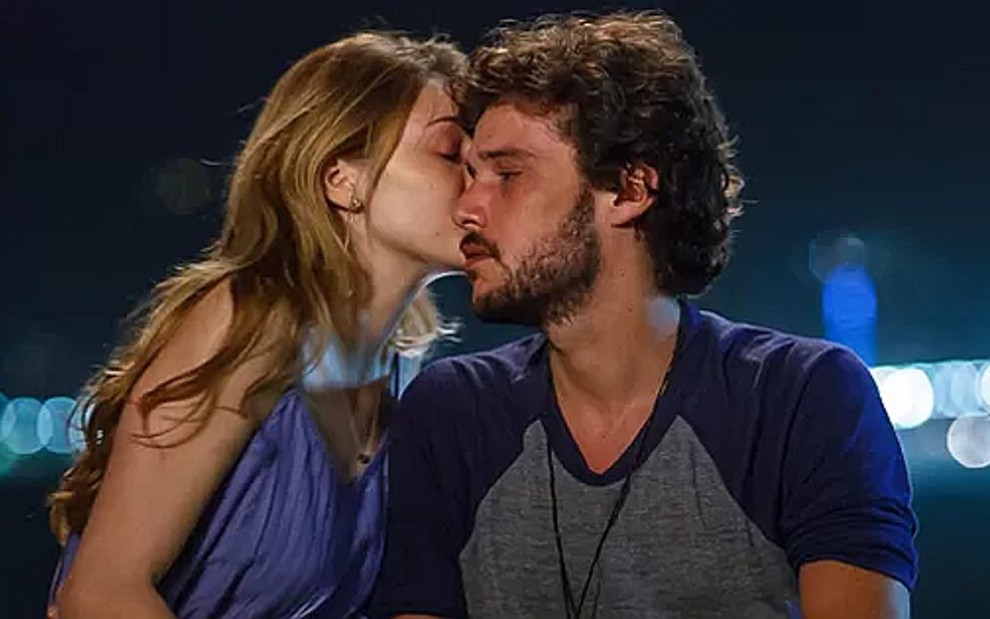 Pedro (Jayme Matarazzo) e Júlia (Isabelle Drummond) decidem se afastar para resistir ao desejo - Artur Meninea/TV Globo