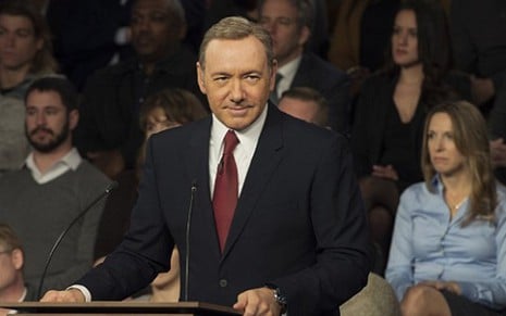 Kevin Spacey interpreta Frank Underwood durante debate eleitoral na série House of Cards - Fotos: Divulgação/Netflix