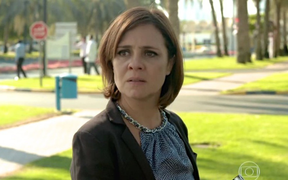 A atriz Adriana Esteves é Inês na novela Babilônia; advogada se mostrará racista - Fotos: Reprodução/TV Globo