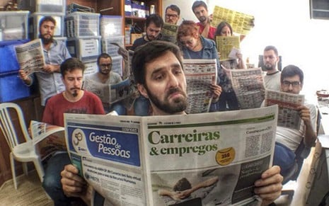 Rafinha Bastos publica foto lendo jornal de empregos após o cancelamento do Agora É Tarde - Twitter/@rafinhabastos
