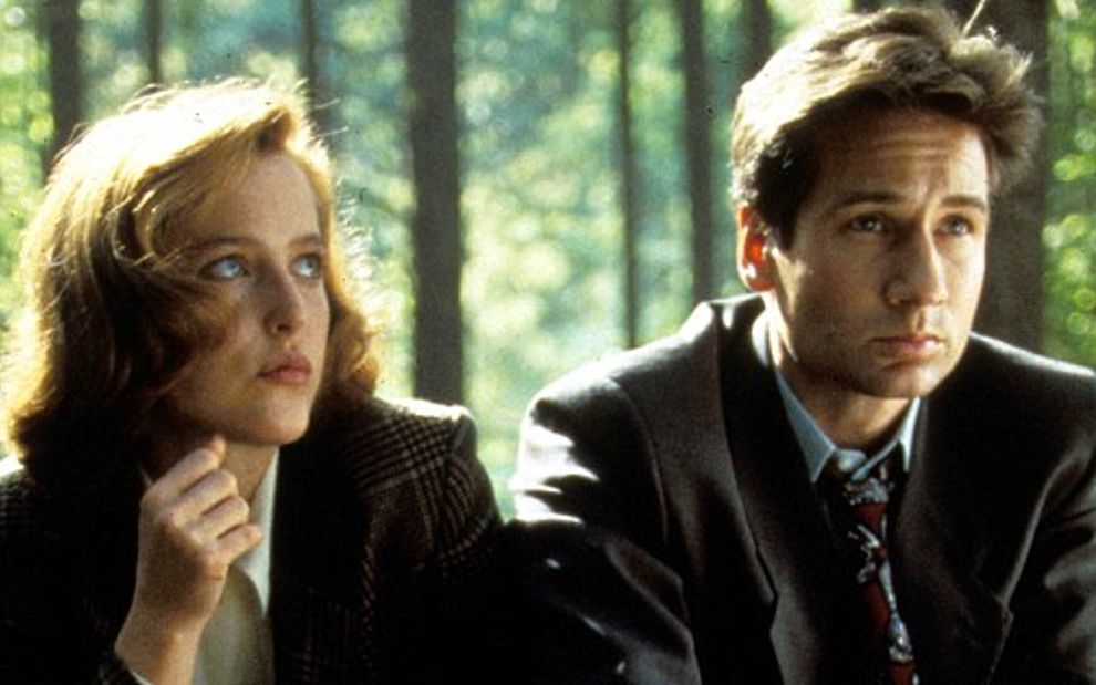 Os atores Gillian Anderson e David Duchovny como agentes do FBI em cena da série Arquivo X - Divulgação/Fox
