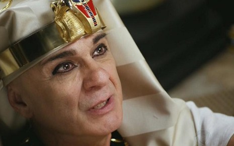 Zécarlos Machado interpreta o faraó Seti em cena do primeiro capítulo de Os Dez Mandamentos - Reprodução/TV Record