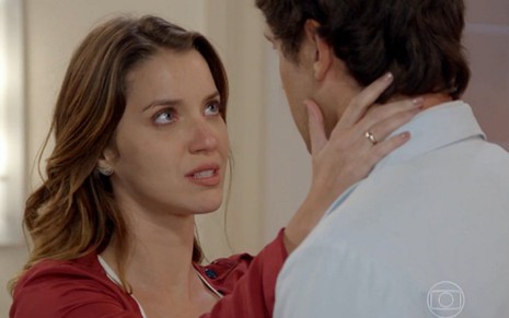 Laura (Nathalia Dill) mentirá para Caíque (Sergio Guizé) sobre resultado de exame de gravidez - Reprodução/TV Globo