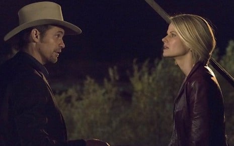 Os atores Timothy Olyphant e Joelle Carter em cena de chantagem na última temporada de Justified - Divulgação/FX