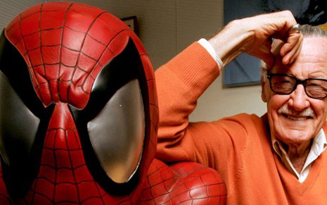 Stan Lee, fundador da Marvel, ao lado de estátua do Homem-Aranha, uma de suas criações - Reprodução